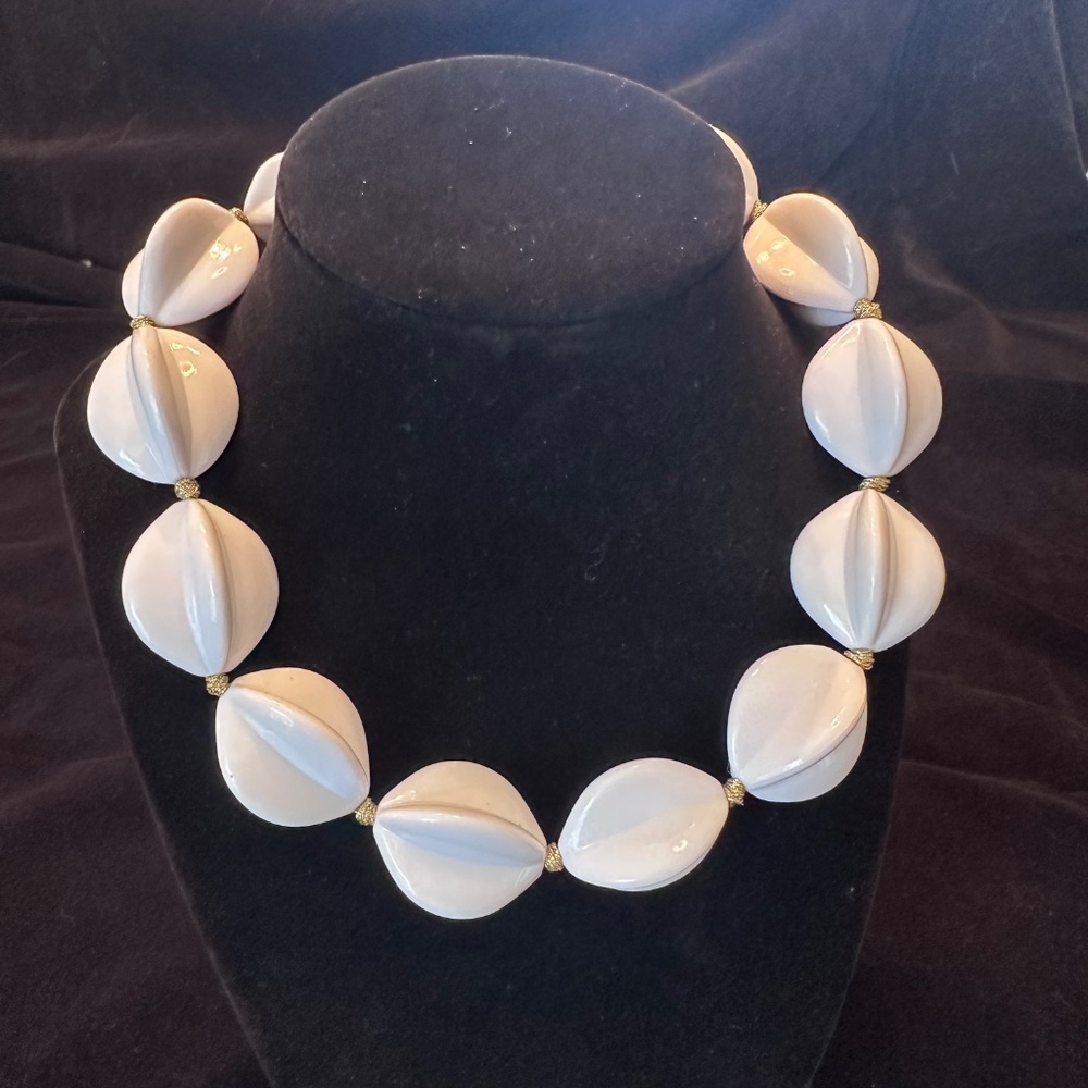 Vintage Signed Napier Chunky White Statement Necklace 16.5" - Picture 3 of 6